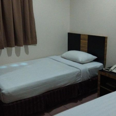 Hotel Traveller Кота-Кинабалу Номер фото