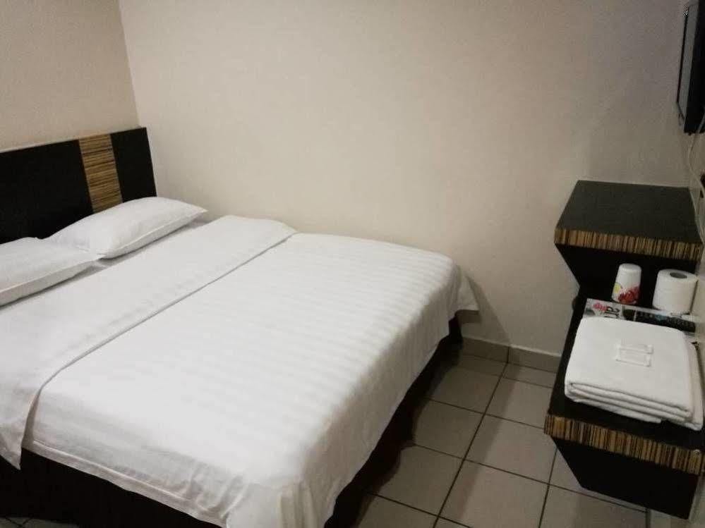 Hotel Traveller Кота-Кинабалу Экстерьер фото