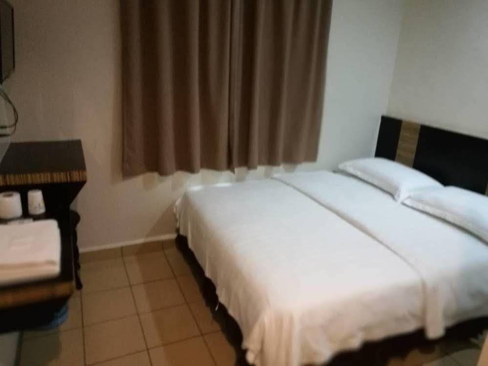 Hotel Traveller Кота-Кинабалу Экстерьер фото
